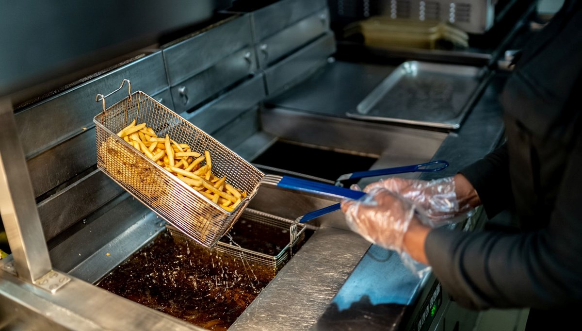 Ünlü fast food zinciri çöpten çıkardığı patatesleri müşteriye sattı