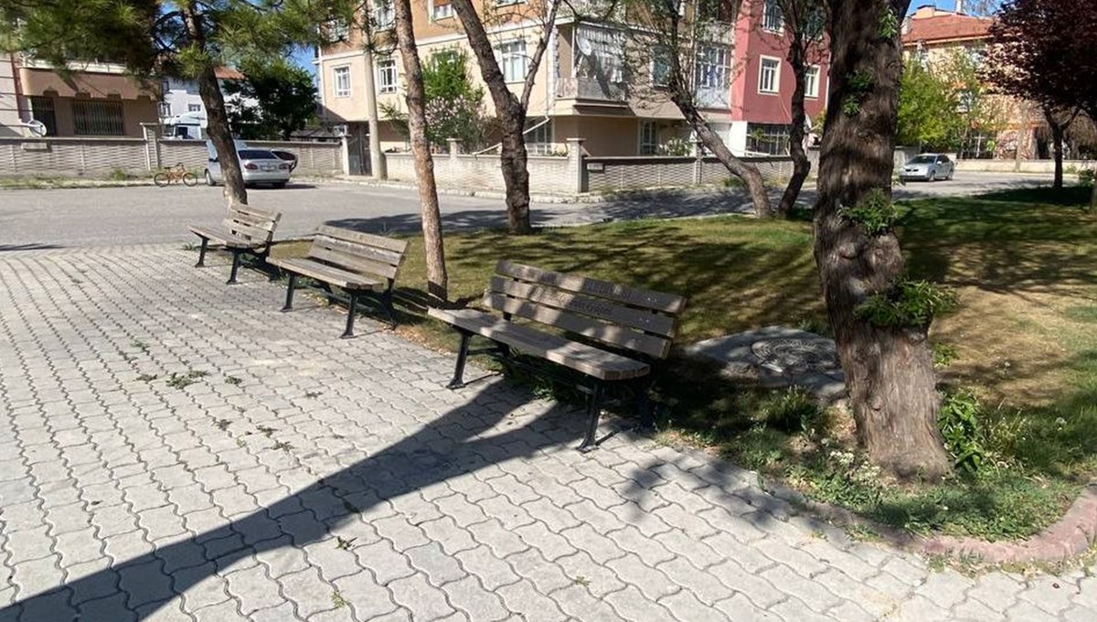 Parkta oturan sevgililere makaslı saldırı: Parkta oturan sevgililere makaslı saldırı: