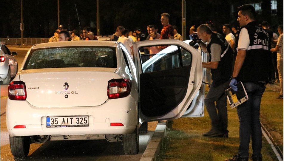 İzmir'de otomobile silahlı saldırı: 1 ölü 1 ağır yaralı