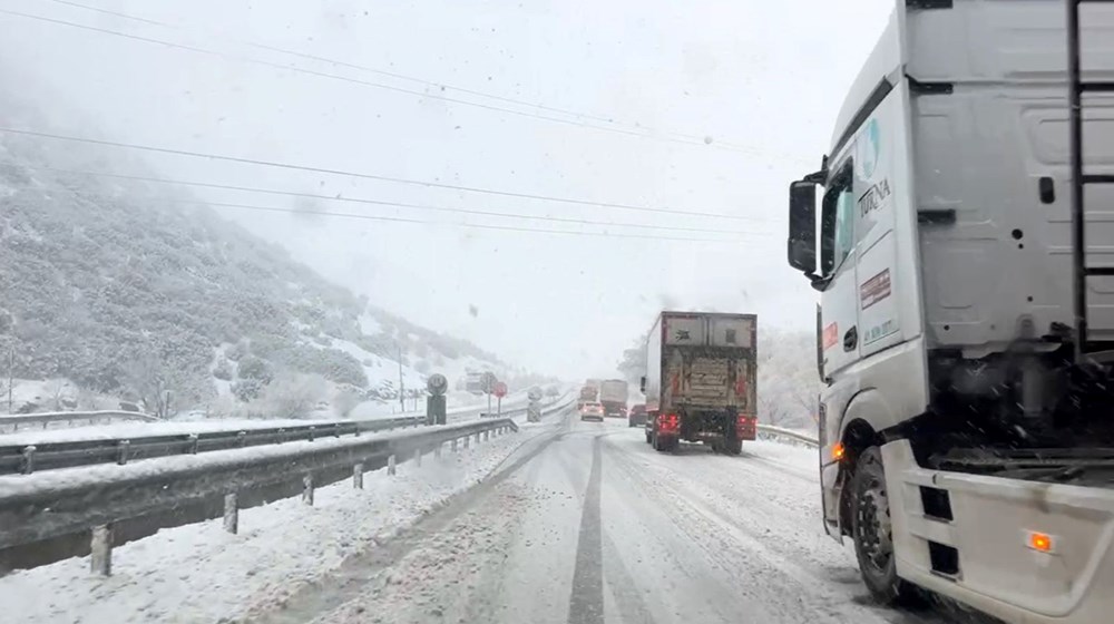 Kar bastırdı, araçlar yolda kaldı: Büyük araçların geçişine izin verilmiyor - 2