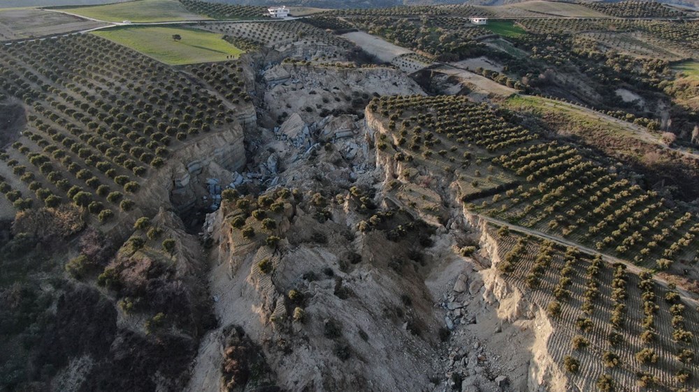 Deprem tarlayı ikiye böldü - 3