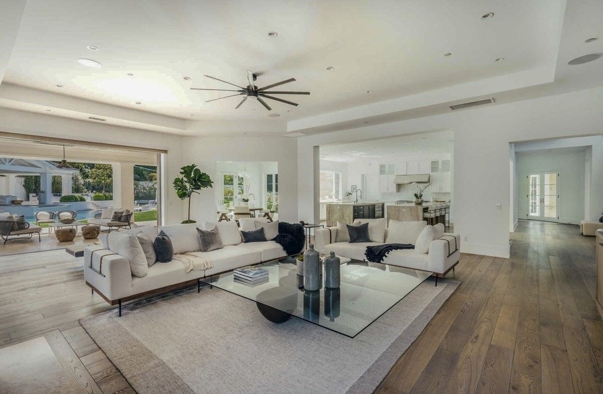 <p>Madonna’nın yeni evinde yeni komşuları arasında Drake, Dwyane Wade and Gabrielle Union, Lil Wayne, John Stamos, Lori Loughlin ve Kardashian-Jenner ailesinden üyeler bulunuyor.</p>