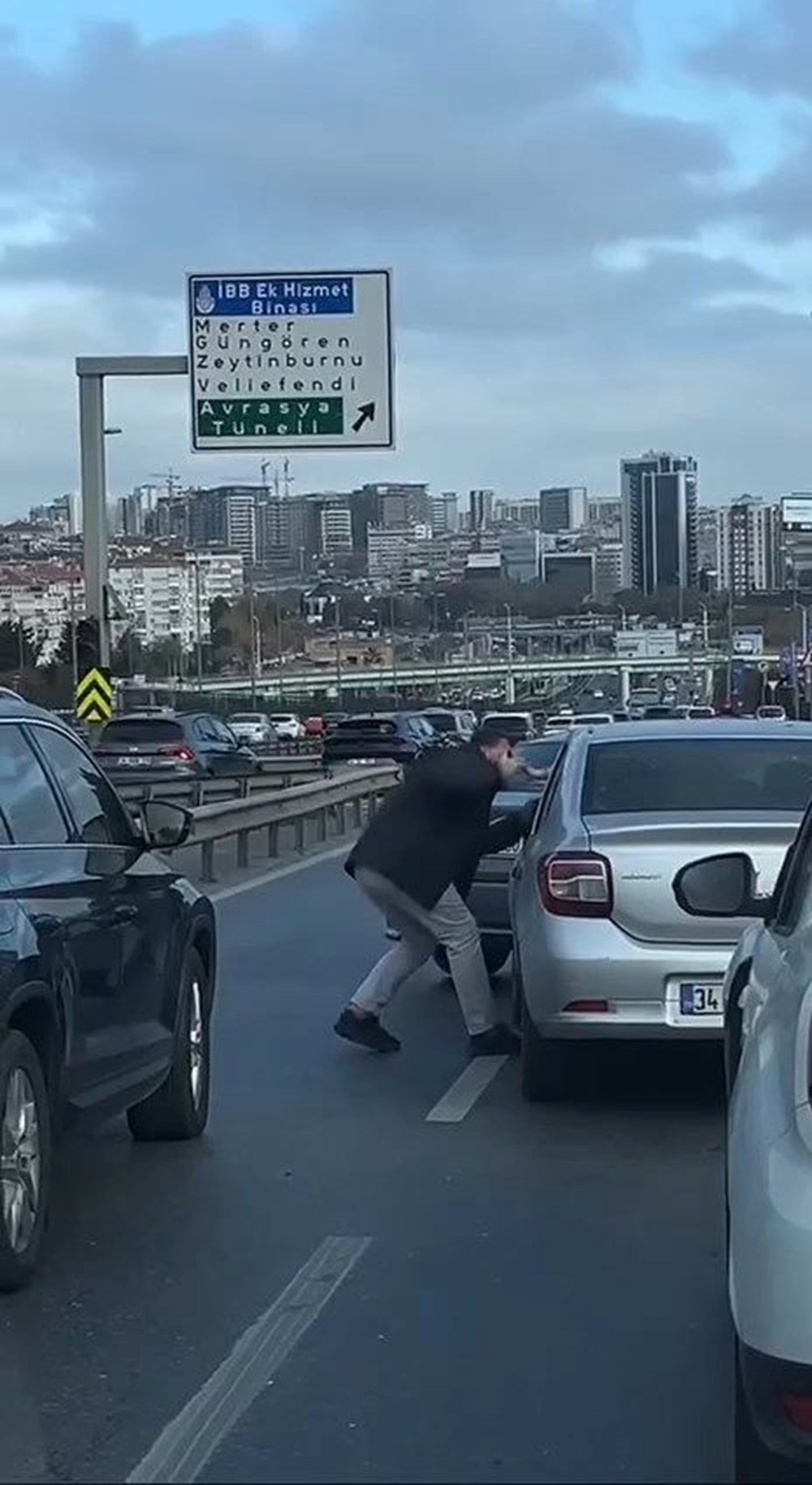 İstanbul’da trafiği durduran kavga: Tekme tokat birbirlerine girdiler - 2