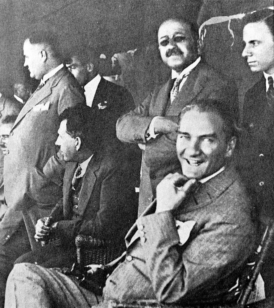 ataturk un gulerken cekilmis