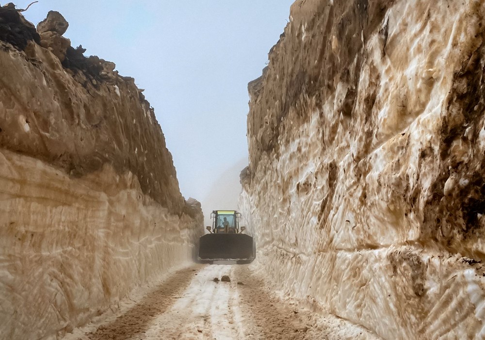 Türkiye’nin büyük bölümü kavrulurken, Rize’de karla mücadele
var: Ekipler yolları açmaya çalışıyor - 4