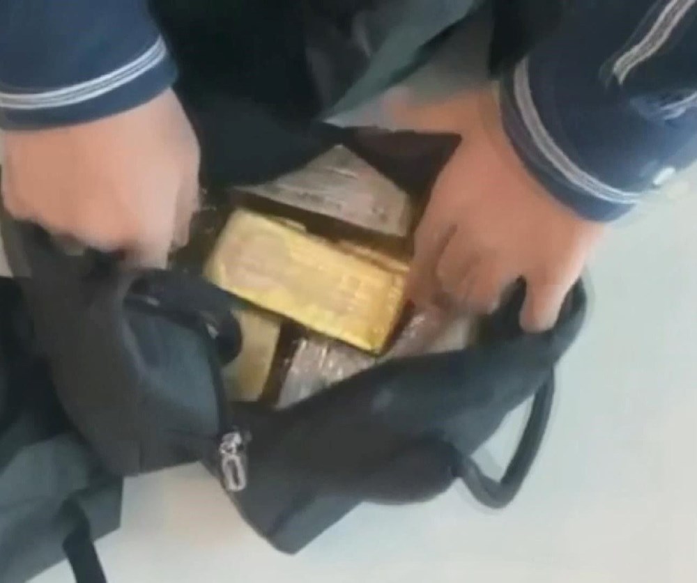 İstanbul Havalimanı'nda operasyon! Bebek arabasından 73 kilo külçe altın çıktı - 9