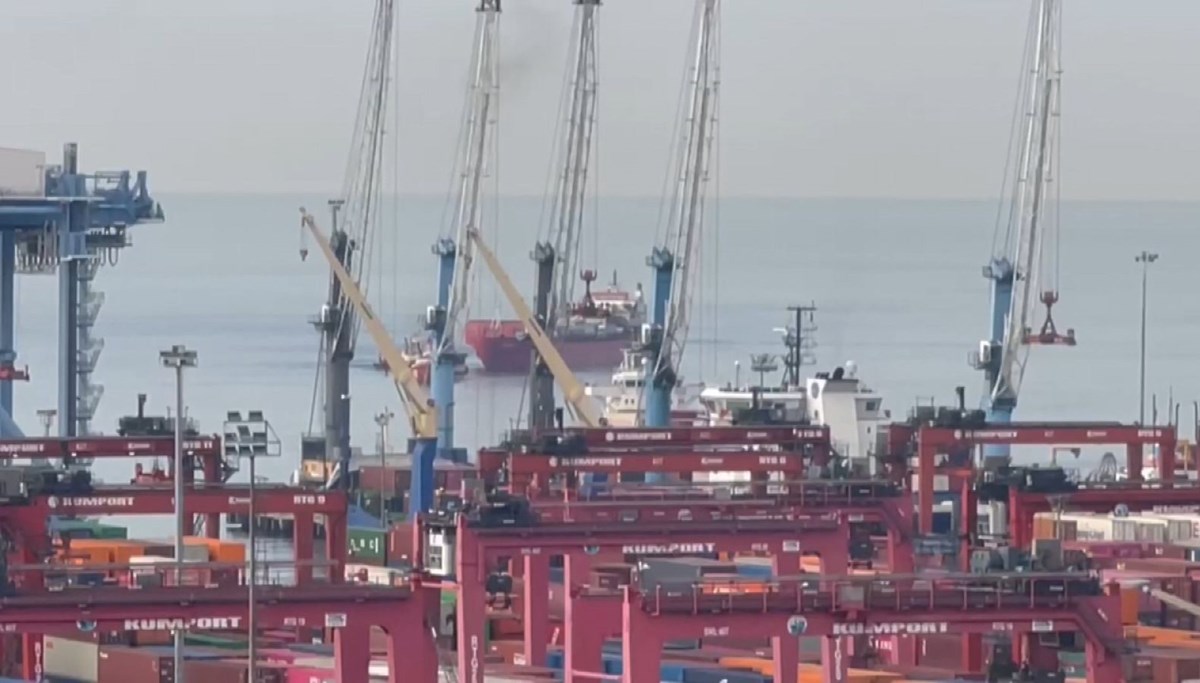 Marmara’da 12 saat mahsur kaldılar: Makine arızası yapan Ro-Ro gemisi Ambarlı’ya çekildi Marmara’da 12 saat mahsur kaldılar: Makine arızası yapan Ro-Ro gemisi Ambarlı’ya çekildi