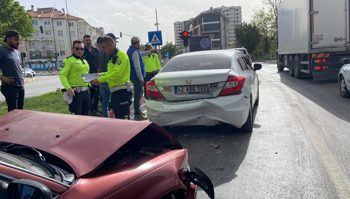Kırmızı ışıkta bekleyen otomobile çarptı: 3 yaralı Kırmızı ışıkta bekleyen otomobile çarptı: 3 yaralı