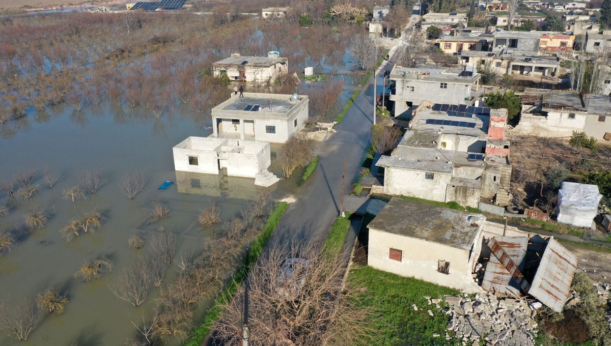 Depremlerden etkilenen İdlib'de Asi Nehri kıyısındaki bir köy sular altında kaldı