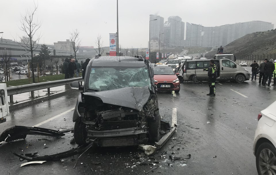 Bağcılar'da zincirleme trafik kazası: 10 yaralı - 1