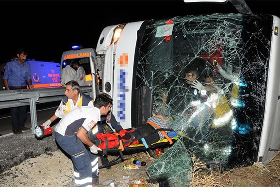 Erzurum'da yolcu otobüsü devrildi: 22 yaralı - 1