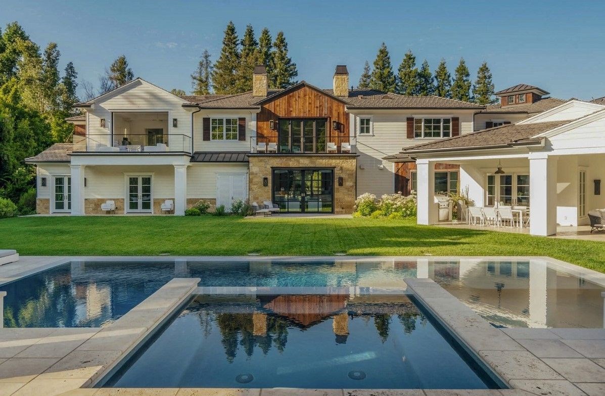 <p>Evin ana binasında yedi yatak odası varken, misafir binasında iki yatak odası mevcut.  </p>