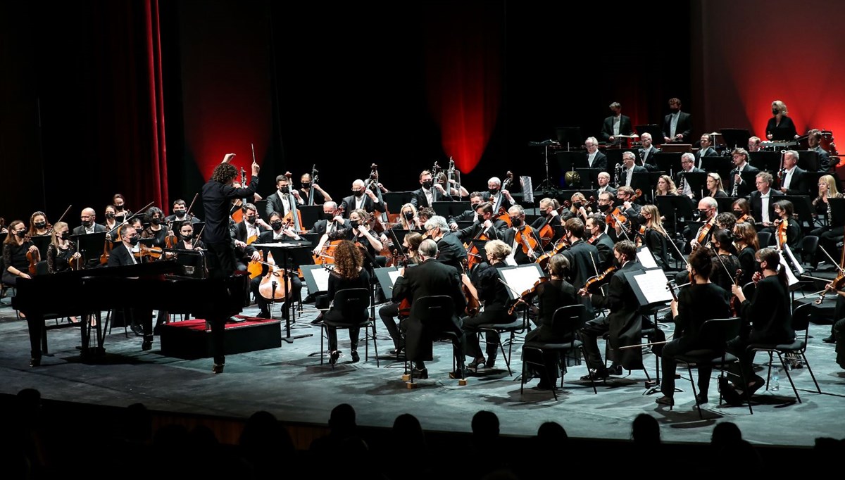 AKM ünlü orkestrayı ağırladı: Londra Filarmoni'den 