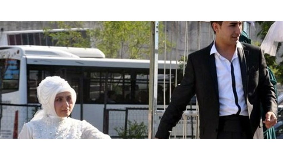 Hatıra fotoğrafı çekilirken takılarını çaldılar