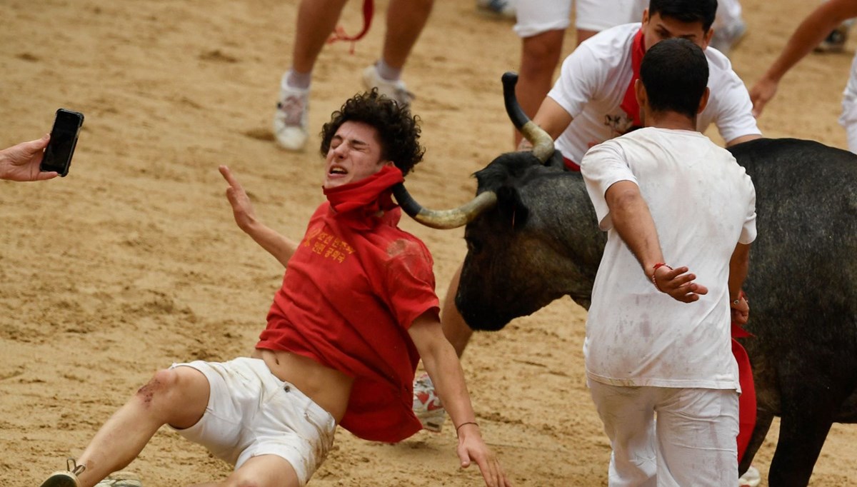 İspanya'da boğa koşusu: San Fermin Festivali'nin açılışına binlerce kişi katıldı