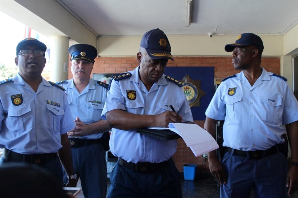 KwaZulu Natal Eyaleti Polis Sözcüsü Tuğgeneral Jay Naicker (En solda).