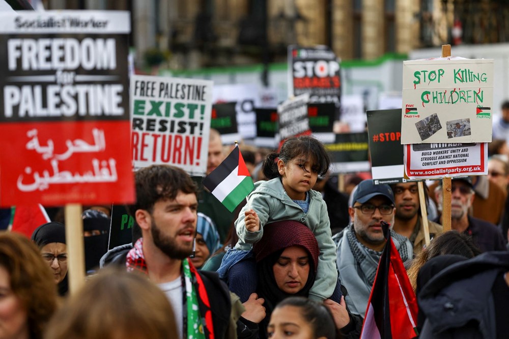 İngiltere'de Filistin ile dayanışma yürüyüşü: Binlerce kişi savaşın sona ermesi çağrısı yaptı - 9