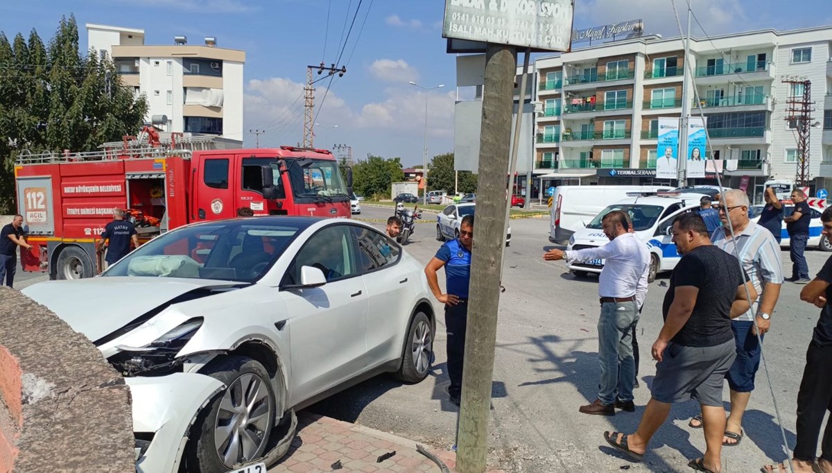 Otomobil ile polis aracı çarpıştı; 3'ü polis, 5 yaralı