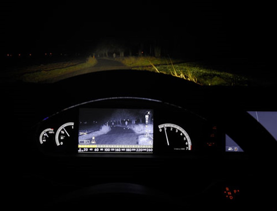 Mercedes gece sürüş güvenlik sistemini geliştirdi - 1