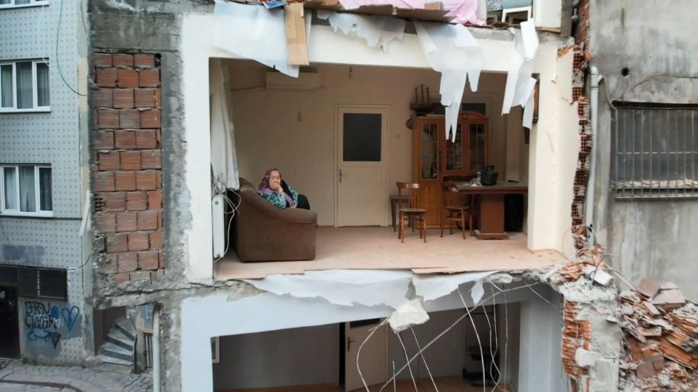 Dört katlı bina yıkıldı: Bitişteki apartman duvarsız kaldı! - 4