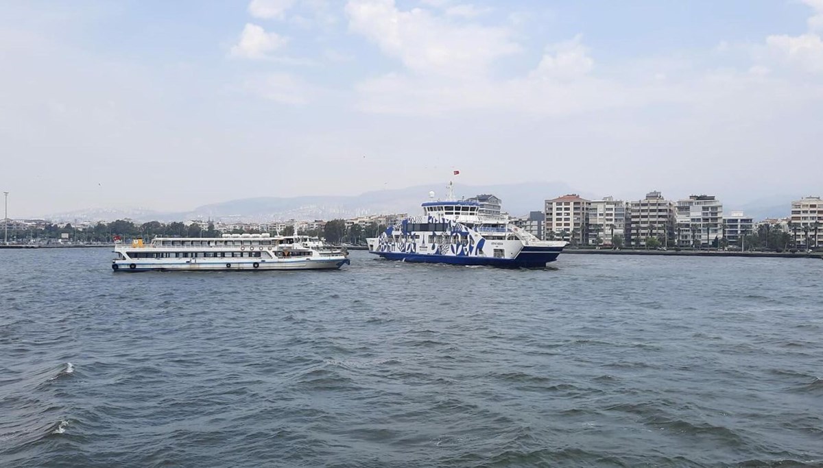 İzmir'de arabalı vapur karaya oturdu İzmir'de arabalı vapur karaya oturdu