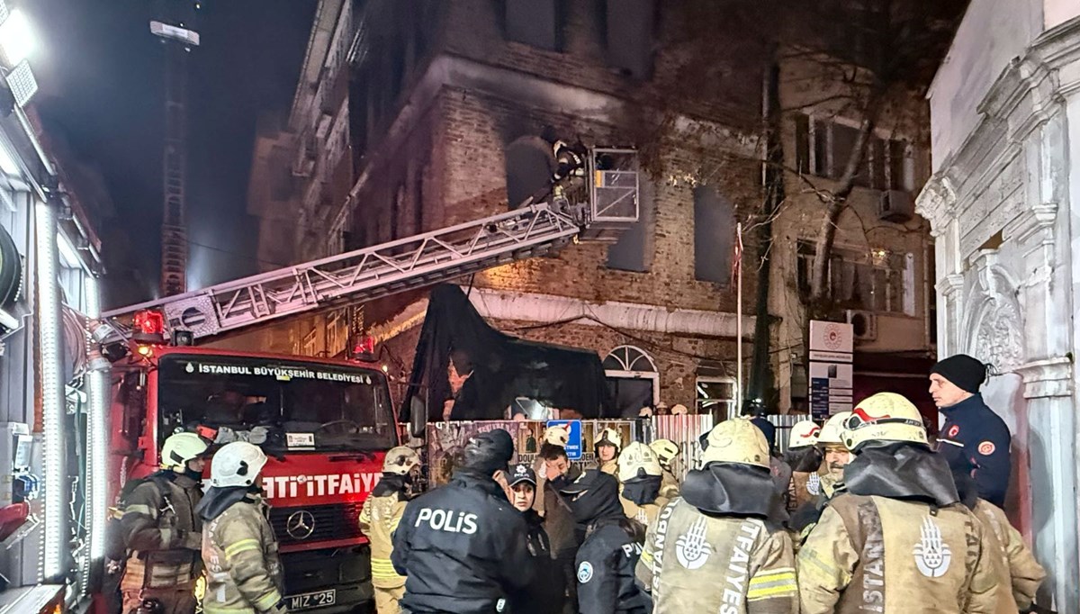 Kadıköy'de tarihi binada yangın: 1 ölü