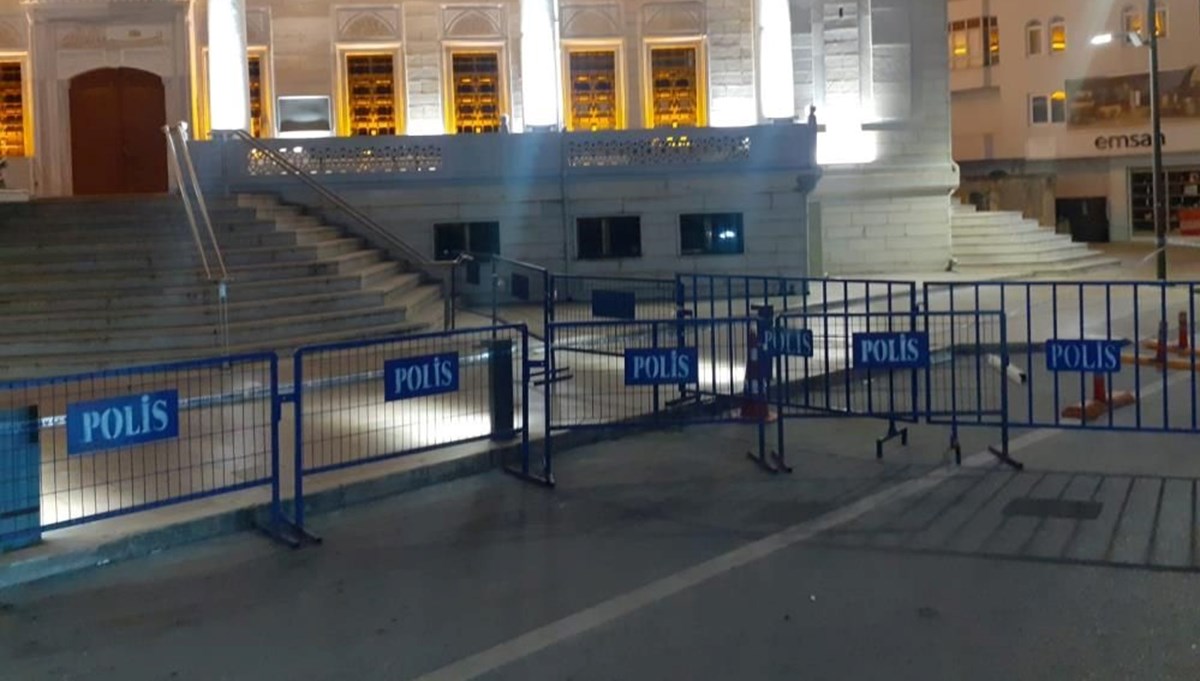 Tekirdağ'da şiddetli rüzgar caminin kurşunlarını uçurdu Tekirdağ'da şiddetli rüzgar caminin kurşunlarını uçurdu