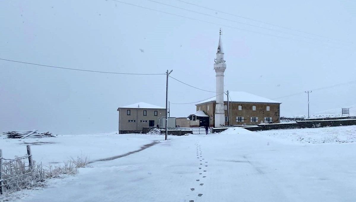 Gümüşhane’nin yüksekleri beyaza büründü Gümüşhane’nin yüksekleri beyaza büründü