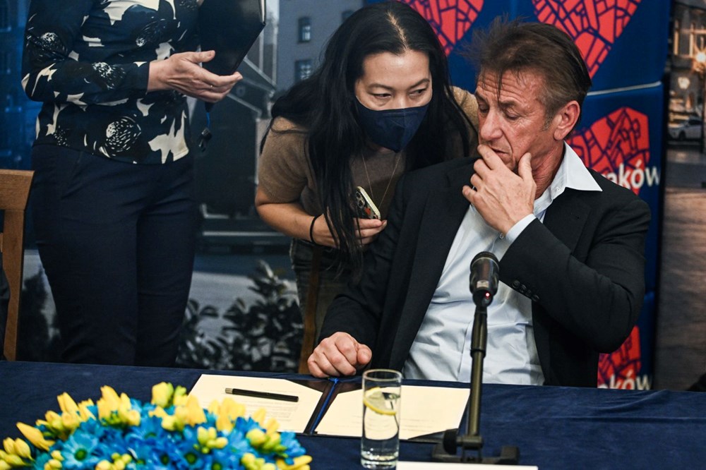 Sean Penn, Ukraynalı mültecilere yardım için anlaşma imzaladı - 7