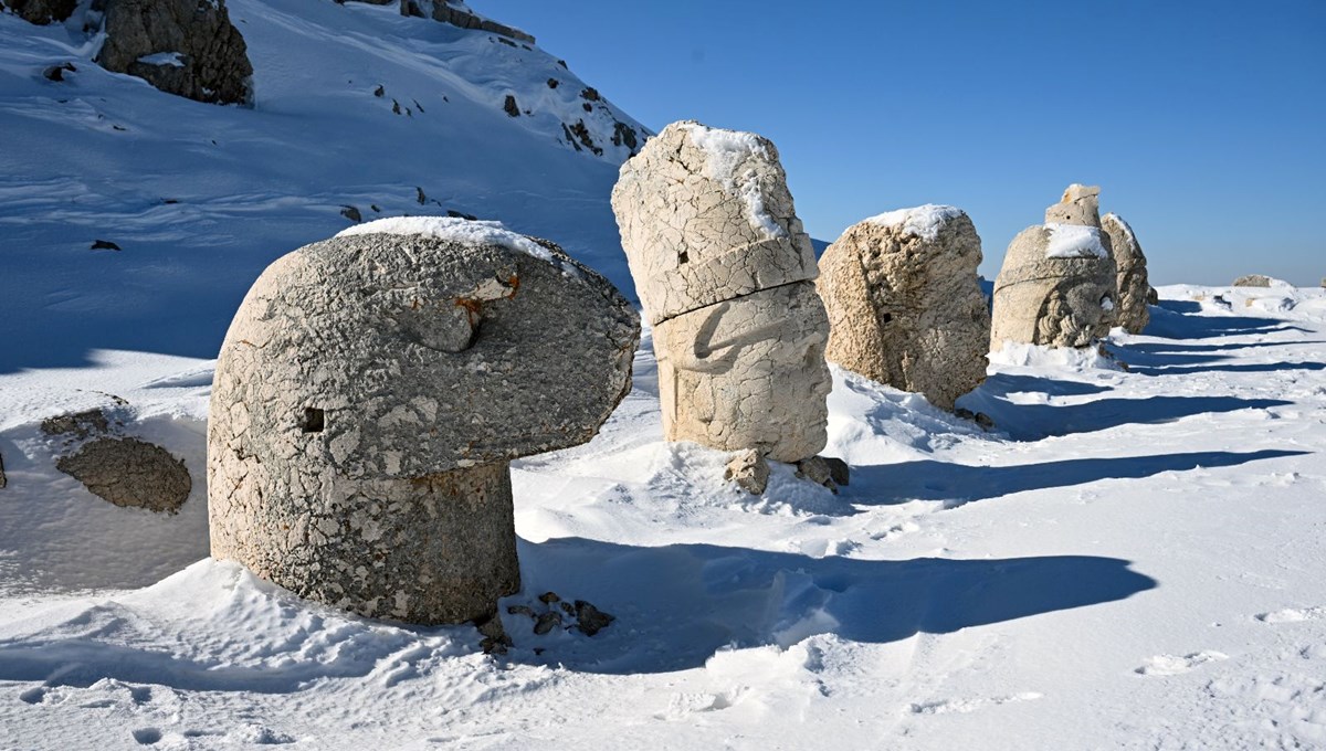 Nemrut Dağı'ndan eşsiz görüntüler: Dev heykeller karlar altında kaldı Nemrut Dağı'ndan eşsiz görüntüler: Dev heykeller karlar altında kaldı