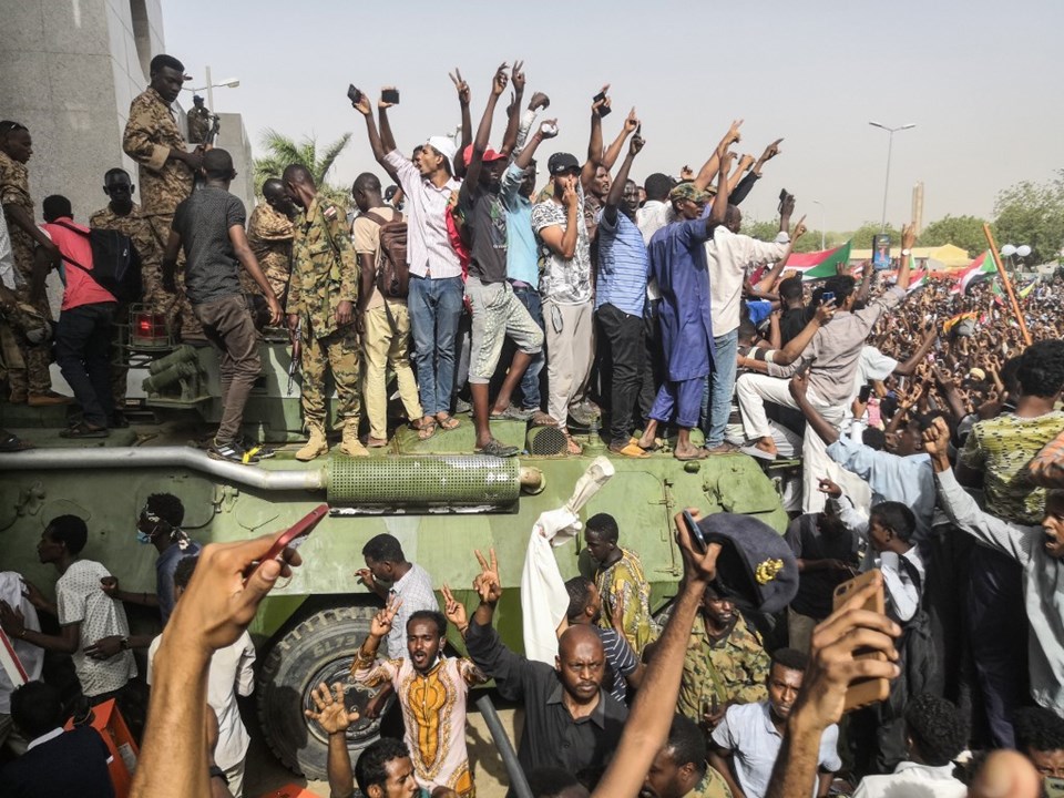 Sudan'da askeri darbe: Devlet Başkanı Ömer el Beşir tutuklandı - 3