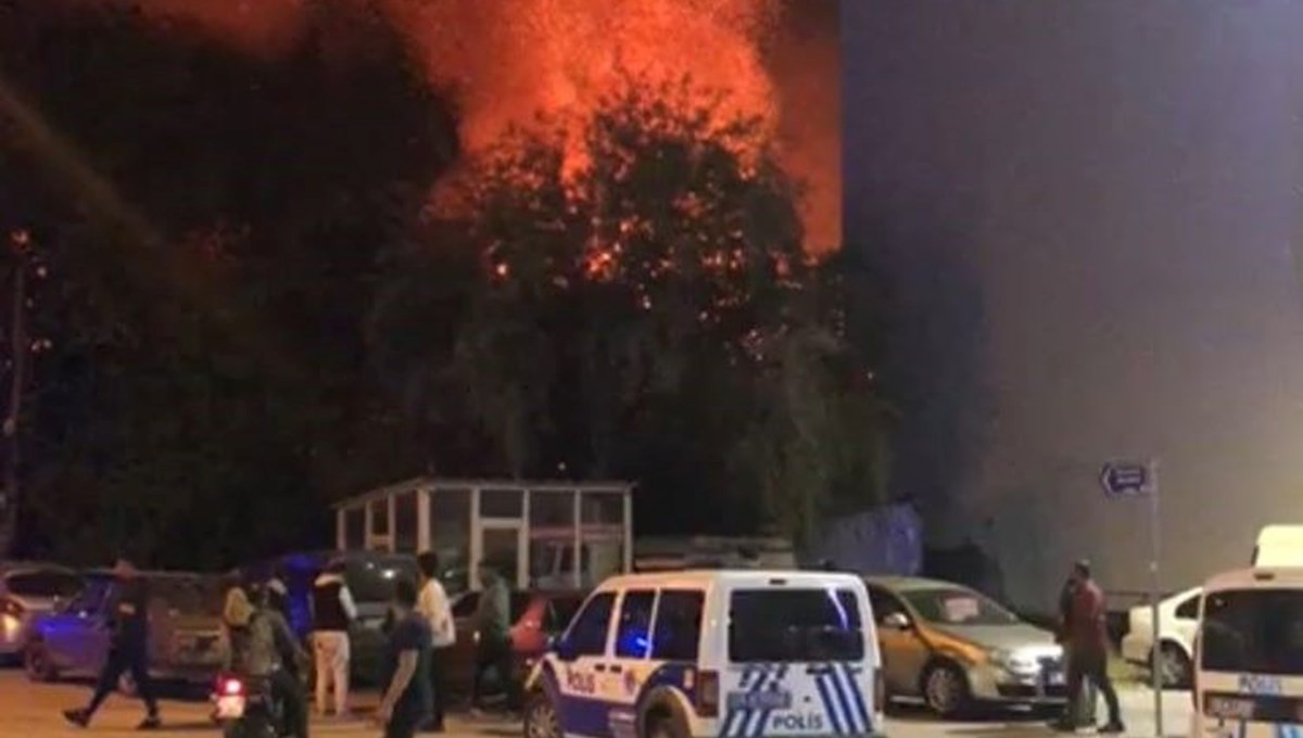 Evdeki yangın tüpü patladı, 2 ahşap bina alev alev yandı