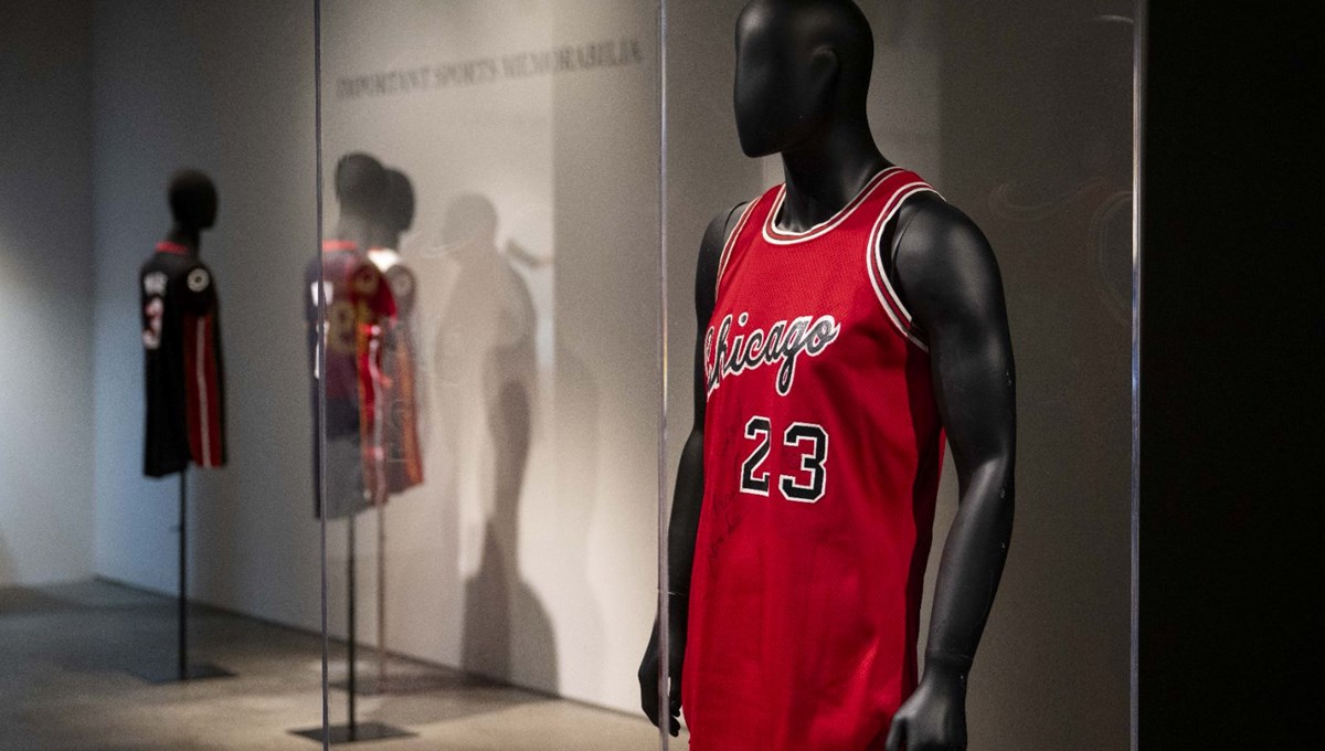 Michael Jordan ve Kobe Bryant’ın ilk NBA forması açık artırmada: 20 milyon dolar!