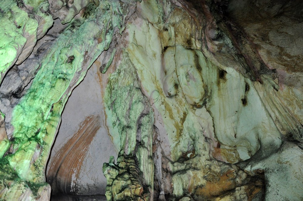 5 milyon yıllık Yalan Dünya Mağarası'nın duvarlarını 'aşıklar' tahrip etti - 8