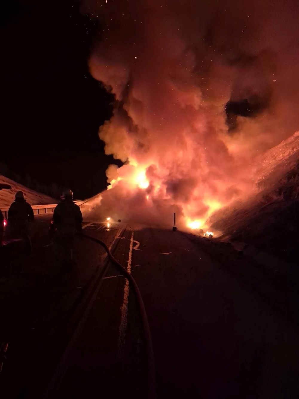 Alevler İçinde İplik Yüklü TIR: Otoban Felç! 76
