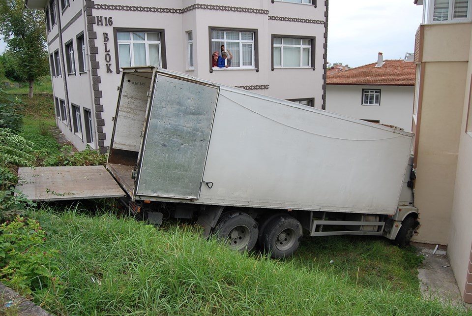 Zonguldak'ta freni boşalan kamyon eve girdi - 1