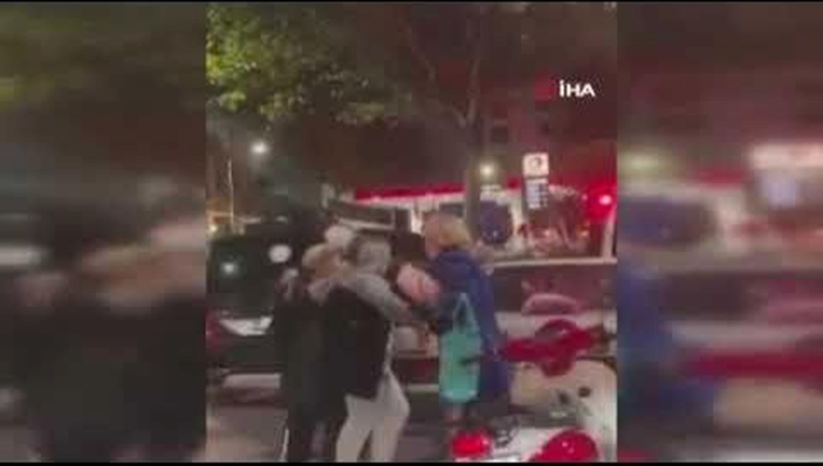 Bayrampaşa'da saç saça baş başa yol verme kavgası kamerada Bayrampaşa'da saç saça baş başa yol verme kavgası kamerada