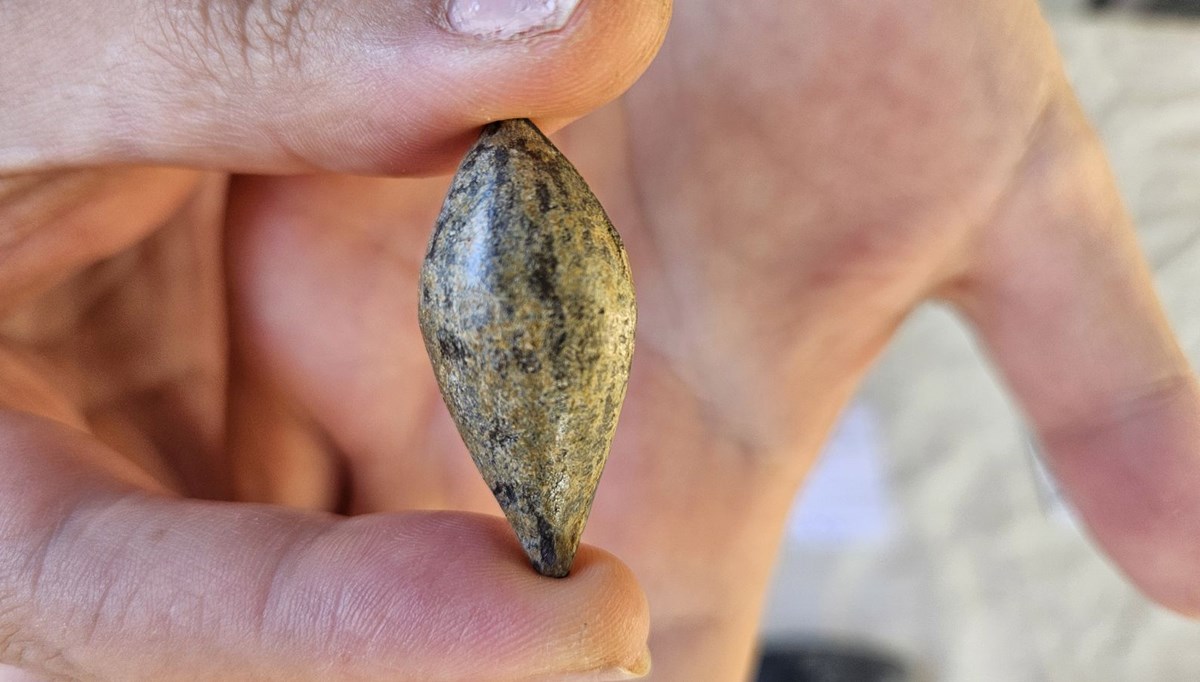 Çanakkale'deki kazıda yaklaşık 3400 yıllık kurşun sapan taşı bulundu Çanakkale'deki kazıda yaklaşık 3400 yıllık kurşun sapan taşı bulundu