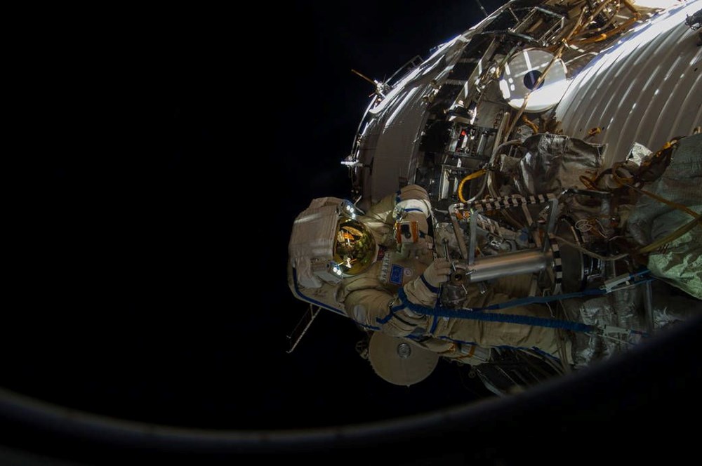 Uzay'da büyük tehlike: Giysisi bozulan kozmonotun yürüyüşü bitirildi - 4