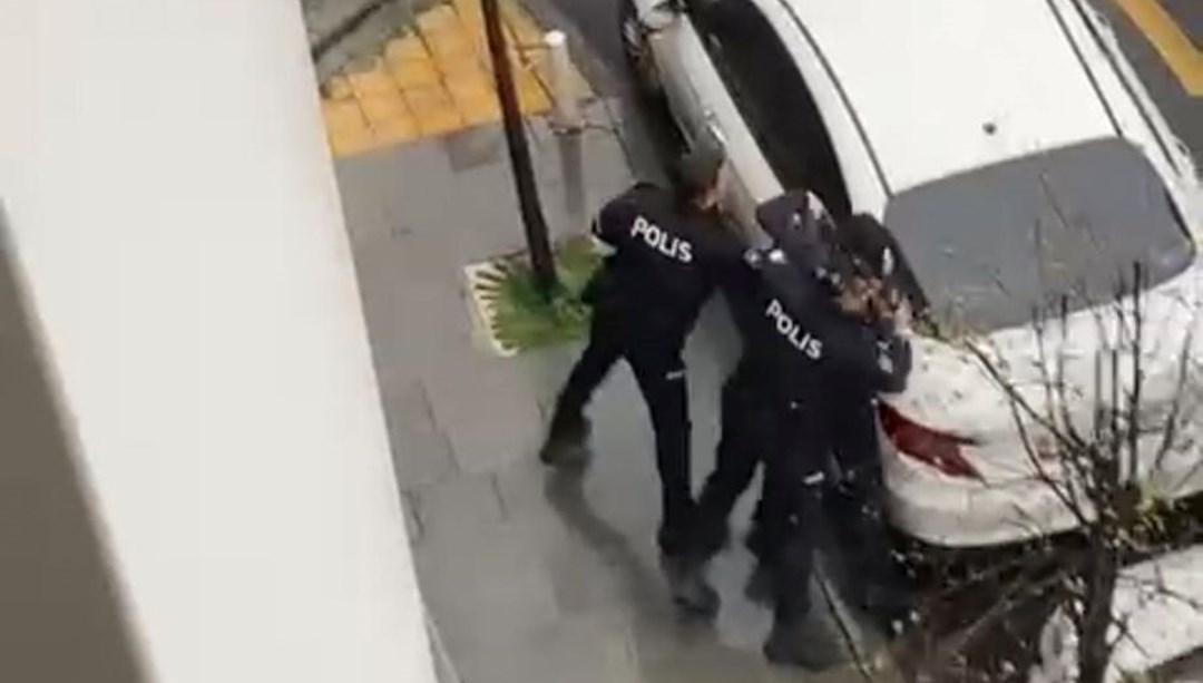 "Balkona neden izmarit attınız" dediler, kaldırım taşıyla komşuya saldırdılar