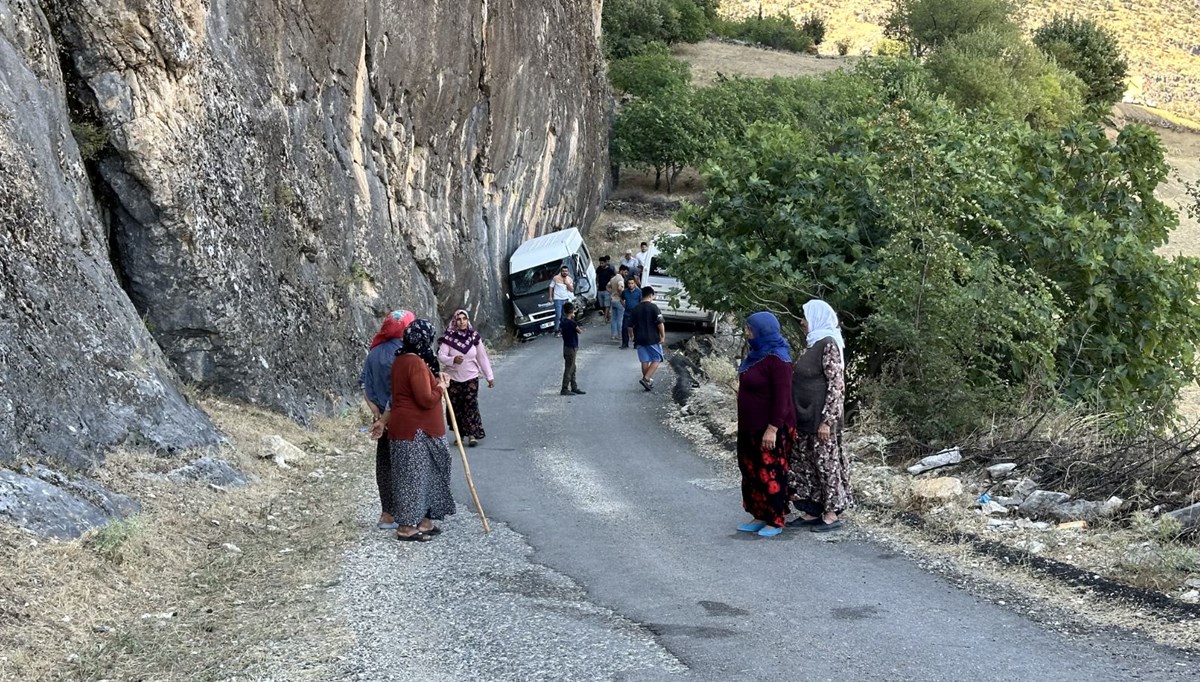 İşçilerin servisleri kaza yaptı: 13 yaralı İşçilerin servisleri kaza yaptı: 13 yaralı