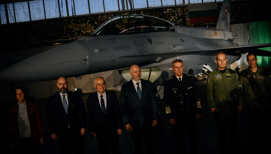 ABD'den satın alınan F-16'ların ilki Bulgaristan'da: Törenle karşılandı