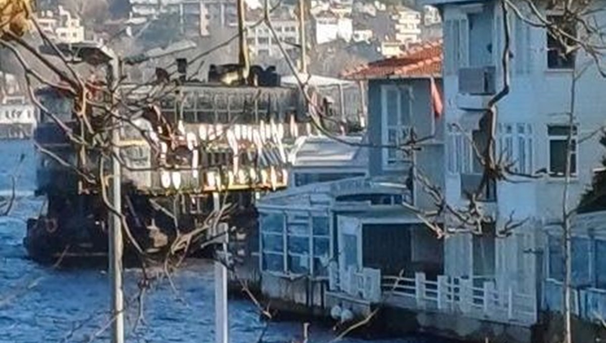 İstanbul Boğazı’nda yangın paniği İstanbul Boğazı’nda yangın paniği