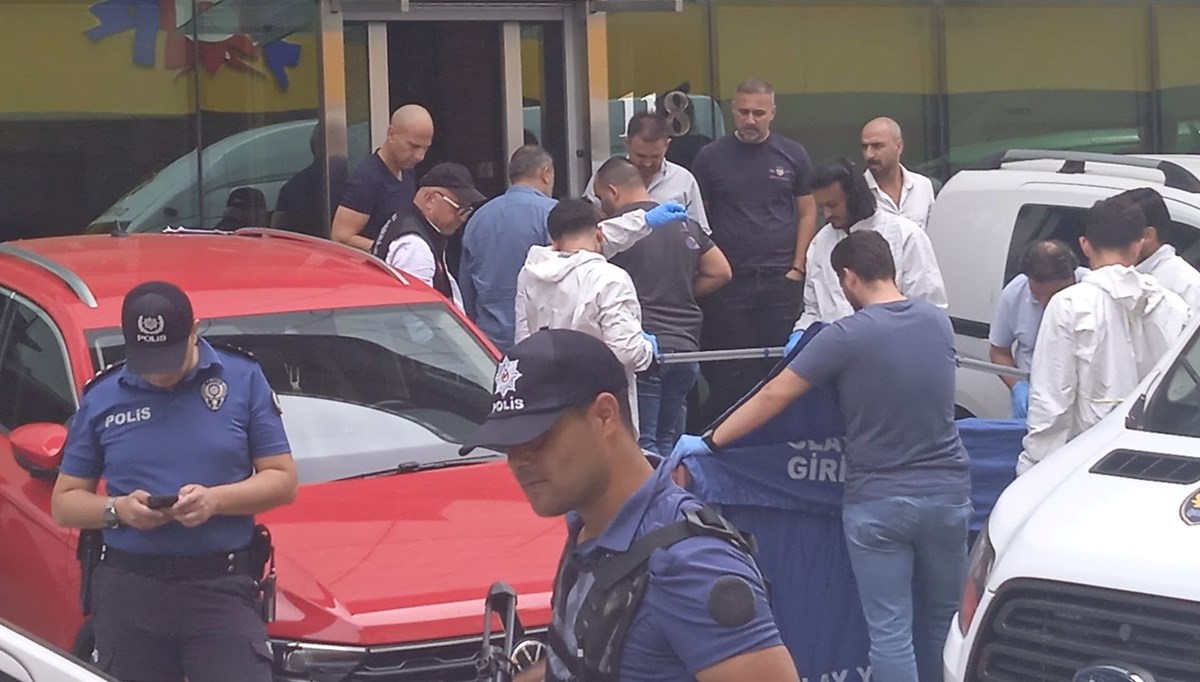Kozmetik şirketi sahibine iş yerinin önünde saldırı: Başından vurularak öldürüldü Kozmetik şirketi sahibine iş yerinin önünde saldırı: Başından vurularak öldürüldü