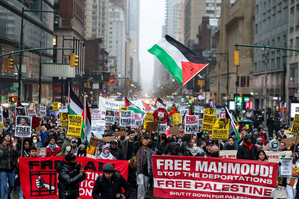 ABD'de binler, Filistinli aktivist Halil için sokakta: "Ellerinizi öğrencilerden çekin" 76 KnDahGTORkCatLi4q8acLg