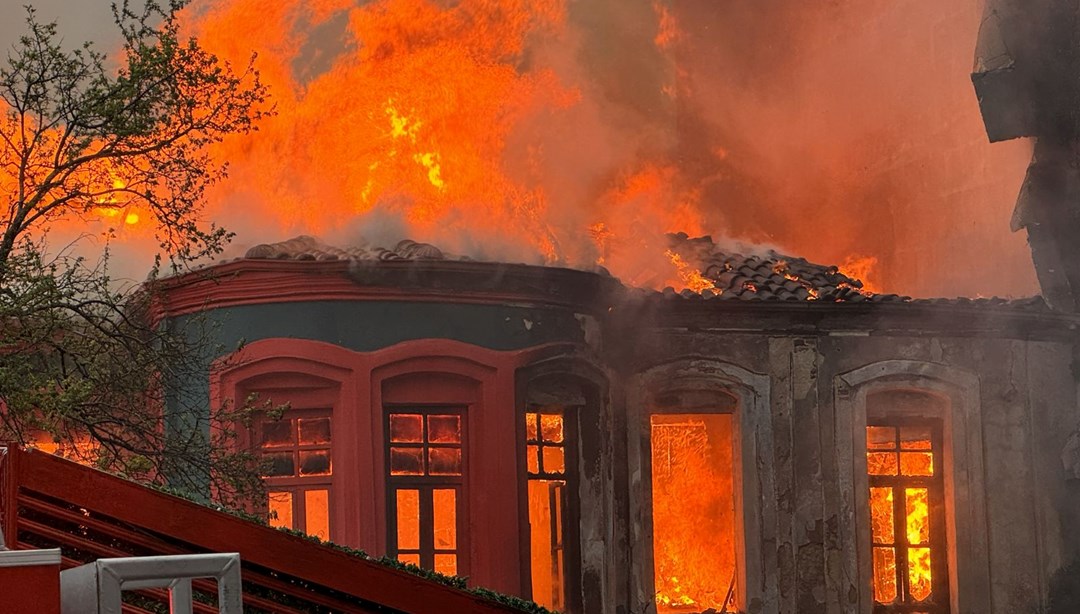 Kırklareli'nde tarihi binada yangın: Alevlere müdahale sürüyor