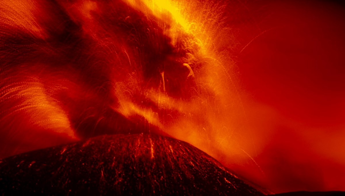 Etna Yanardağı yeniden kül ve lav püskürttü Etna Yanardağı yeniden kül ve lav püskürttü