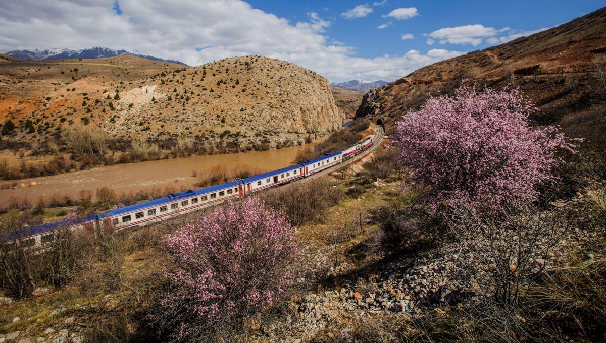 Turistik Tatvan Treni yola çıkıyor! İki ilde 3'er saat duracak Turistik Tatvan Treni yola çıkıyor! İki ilde 3'er saat duracak