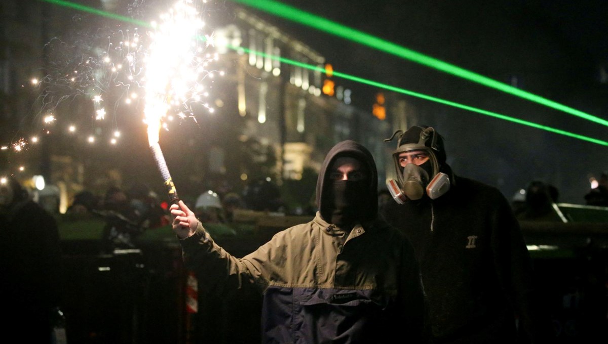Gürcistan parlamentosu önünde tansiyon düşmüyor: 22 gözaltı Gürcistan parlamentosu önünde tansiyon düşmüyor: 22 gözaltı