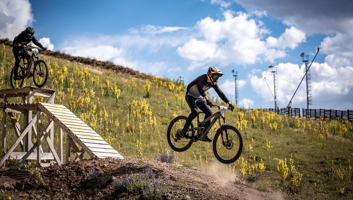 Erzurum'da bisikletçiler Downhill Türkiye Şampiyonası öncesi resmi antrenman yaptı